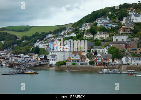 Bateaux sur la rivière Dart à Dartmouth, dans le sud du Devon. La ville de Kingswear peut être vu dans l'arrière-plan. Banque D'Images