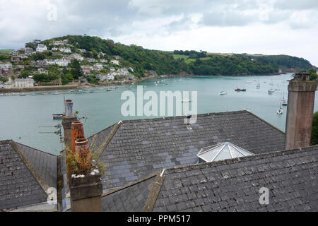 Bateaux sur la rivière Dart à Dartmouth, dans le sud du Devon. La ville de Kingswear peut être vu dans l'arrière-plan. Banque D'Images