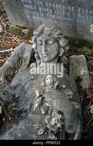 La figure d'un ange tombé dans le cimetière Warriston, Édimbourg, Écosse, Royaume-Uni. Banque D'Images