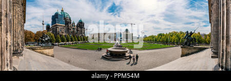 La Cathédrale de Berlin, situé sur l'île des musées dans le quartier Mitte - Vue panoramique tourné Banque D'Images