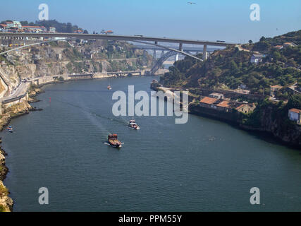 Porto, Portugal. Navires transportant des touristes le long du fleuve Douro à Porto, Portugal. Banque D'Images