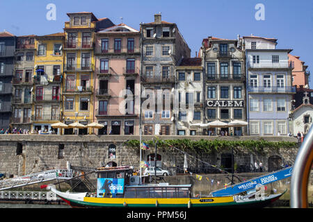 Porto, Portugal. Certaines des maisons de forme inhabituelle le long des rives du fleuve Douro à Porto, Portugal, Banque D'Images