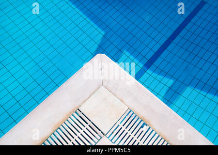 Partie de billard et de l'eau. Fond de la piscine, l'arrière-plan, la texture, la matière. Détail de piscine est à l'extérieur de l'hôtel de luxe. L'eau d'un bleu pur. Banque D'Images