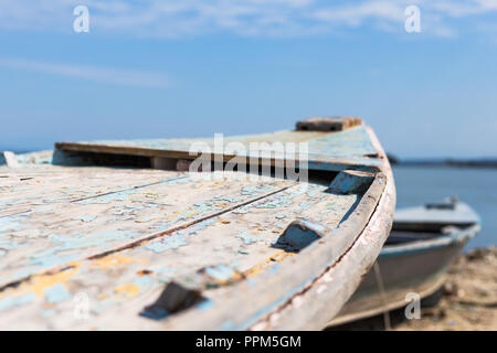 Détail de vieux bateaux de pêche en bois qui ont été laissés sur la côte Banque D'Images