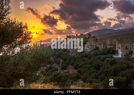 Sur le pittoresque village médiéval de Vatheia avec tours, Laconie, Péloponnèse, Grèce. Banque D'Images