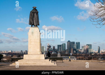 Statue du général Wolfe à Greenwich surplombant les Docklands de Londres. Banque D'Images