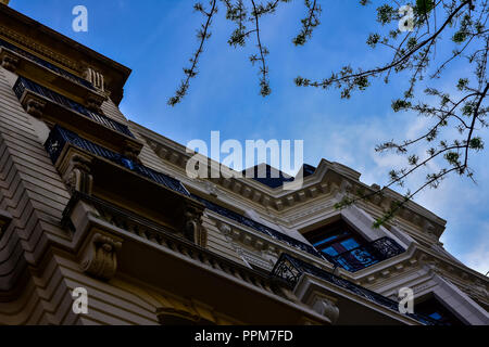 À la recherche jusqu'à la beaux bâtiments historiques placés dans l'avenue de Mayo à Buenos Aires Banque D'Images