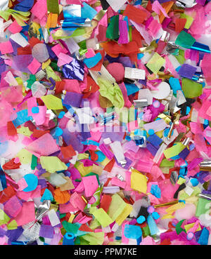 Confettis papier coloré déchiqueté l'arrière-plan. Autre couleur petit morceaux de papier Banque D'Images