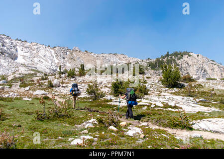 Backpackers prendre le John Muir Trail dans la foulée, près de Squaw Lake, John Muir Wilderness, Sierra National Forest, la Sierra Nevada, en Californie, États-Unis Banque D'Images