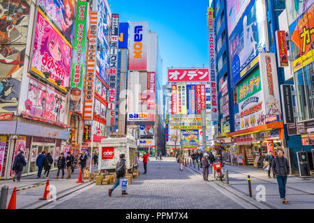 TOKYO, JAPON - 11 janvier 2017 : la foule passer en-dessous des panneaux colorés à Akihabara. Le quartier historique électronique a évolué vers la zone commerçante f Banque D'Images