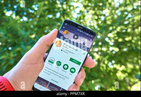 Montréal, Canada - le 28 août 2018 : l'écran de verrouillage pittoresque Microsoft android sur Samsung S8 écran. Banque D'Images
