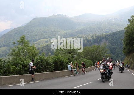 Un groupe de cyclistes randonnées pendant le Tour de France 2018 17ème étape de Soulan, Pyrénées françaises, avec l'appui motos et voitures. Banque D'Images