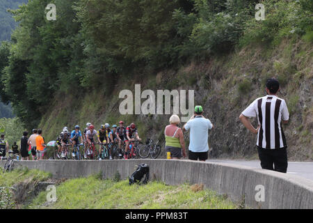 Un groupe de cyclistes randonnées pendant le Tour de France 2018 17ème étape de Soulan, dans les Pyrénées françaises. Banque D'Images