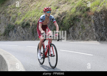 Au cours de l'escalade un cycliste du Tour de France 2018 17ème étape de Soulan, dans les Pyrénées françaises. Banque D'Images