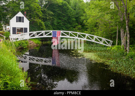 Passerelle en bois et d'un drapeau, Somesville Maine, Banque D'Images