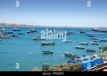 Les remises et les bateaux amarrés à la baie de Cascais, Portugal Banque D'Images