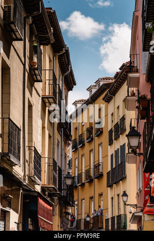 Madrid, Espagne - juin 2, 2018 : rue étroite dans le quartier Lavapiés. Il a été considéré comme le plus quartier typique de Madrid, a maintenant été sélectionné Banque D'Images