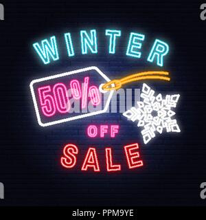 Vente d'hiver en néon avec Noël tag pendaison. Vector illustration. Vente d'hiver Neon Sign pour banner, billboard, la promotion ou la publicité. Illustration de Vecteur