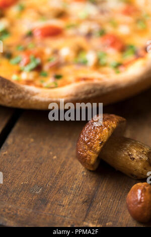 Une pizza avec des champignons shiitake sur une surface en bois vintage Banque D'Images