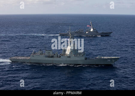 Navire de la Marine royale australienne HMAS Hobart (DDG 39) et de la Marine, le USS John Finn (DDG 113), les deux destroyers lance-missiles, de la conduite d'une coopérative le déploiement dans l'océan Pacifique le 21 septembre 2018. Les États-Unis et l'Australie sont commémorant les 100 ans du "mateship" puisque les deux nations ont combattu côte à côte en 1918 pendant la Première Guerre mondiale (U.S. Marine Corps photo par le Sgt. Jésus Sepulveda Torres) Banque D'Images