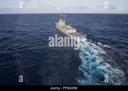 Le navire de la Marine royale australienne HMAS Hobart (DDG 39), un destroyer lance-missiles, effectue des formations de la marine au large de la côte d'Oahu, Hawaii, 21 septembre 2018. La Marine américaine, le USS John Finn (DDG 113) et HMAS Hobart a collaboré à une variété de manœuvres de navires de la partie "Mateship" festivités pour commémorer les 100 ans depuis les deux nations ont combattu côte à côte en 1918 pendant la Première Guerre mondiale (U.S. Marine Corps photo par le Sgt. Jésus Sepulveda Torres) Banque D'Images