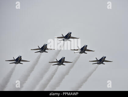 U.S. Navy Blue Angels volent en formation le 9 juin 2018, à la base de la Garde nationale aérienne Quonset, North Kingstown, R.I. Les Blue Angels ont été le titre de la loi sur la garde nationale de Rhode Island 2018 Open House Air Show. Banque D'Images