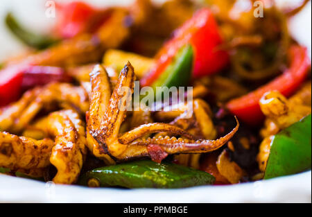 Calmars frits avec légumes sur une plaque close up Banque D'Images