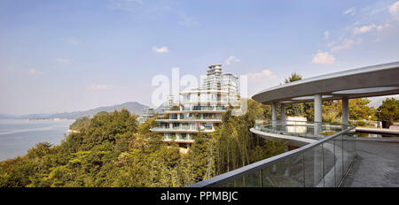 Vue extérieure à partir de la passerelle. Village de Huangshan Huangshan, Chine. Architecte : MAD Architectes, 2017. Banque D'Images