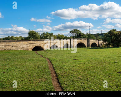 Sentier à travers un champ à l'Extérieure Pont sur la rivière Wharfe à Pool dans le North Yorkshire Angleterre Wharfedale Banque D'Images