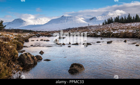 Recherche le long de la rivière vers le Shira Abhainn sommets de Beinn Achaladair (à gauche), Beinn une Dothaidh Beinn Dorain et dans leurs couleurs d'hiver Banque D'Images