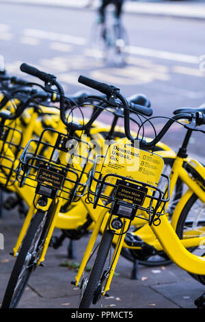 Location de vélo Londres Chinois Ofo, Islington High Street, Londres, Angleterre, Royaume-Uni Banque D'Images