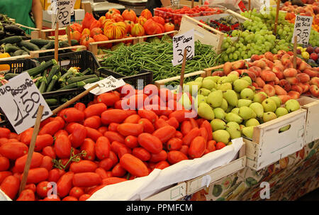 Les gros agriculteurs stand rempli de fruits et légumes biologiques Banque D'Images