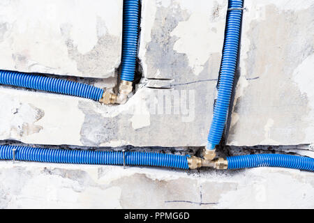 Les tuyaux d'eau en polypropylène PEX dans le mur, la plomberie de la maison. L'installation des tuyaux d'égout dans la salle de bains d'un appartement intérieur lors de la re Banque D'Images