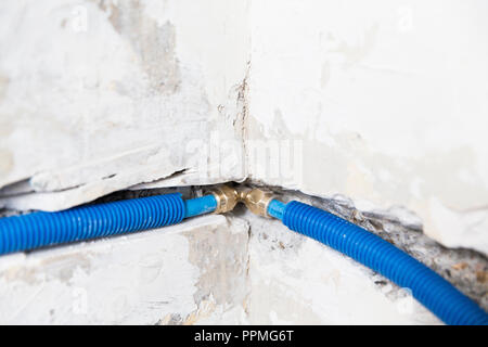 Les tuyaux d'eau en polypropylène PEX dans le mur, la plomberie de la maison. L'installation des tuyaux d'égout dans la salle de bains d'un appartement intérieur lors de la re Banque D'Images