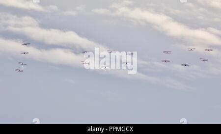 16 Tiger Moth effectuant un défilé aérien unique célébrant les 100 ans de la RAF lors de la bataille d'Angleterre à l'Airshow Duxford IWM sur le 23/9/18 Banque D'Images