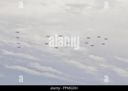 16 Tiger Moth effectuant un défilé aérien unique célébrant les 100 ans de la RAF lors de la bataille d'Angleterre à l'Airshow Duxford IWM sur le 23/9/18 Banque D'Images