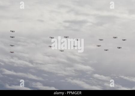 16 Tiger Moth effectuant un défilé aérien unique célébrant les 100 ans de la RAF lors de la bataille d'Angleterre à l'Airshow Duxford IWM sur le 23/9/18 Banque D'Images