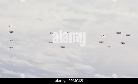 16 Tiger Moth effectuant un défilé aérien unique célébrant les 100 ans de la RAF lors de la bataille d'Angleterre à l'Airshow Duxford IWM sur le 23/9/18 Banque D'Images