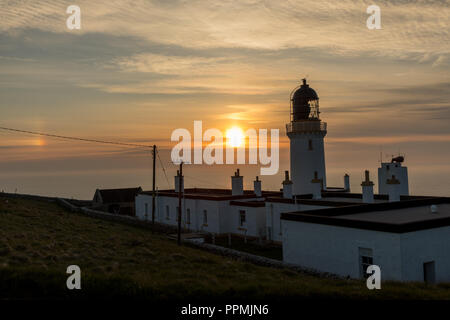 Nebliger Liughthouse Abend am Dunnet head Banque D'Images