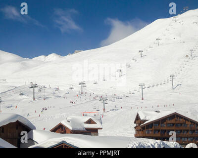 Station de ski de Tignes en hiver, les remontées mécaniques et le village de Tignes le Lac au premier plan Banque D'Images