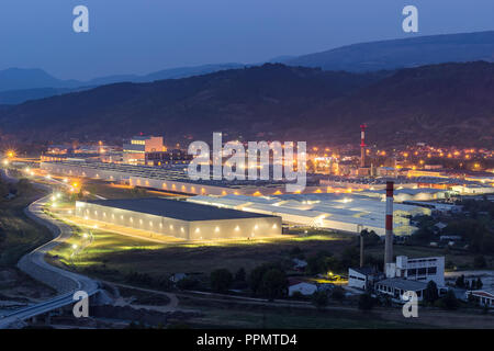 Usine moderne et lumineux, ancienne usine en ruine nuit Vue de dessus Banque D'Images