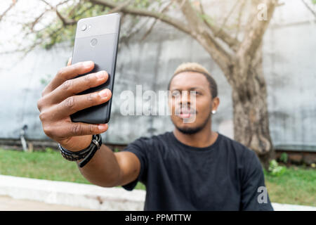 Close up of attractive man à peau foncée sur selfies téléphone mobile. Banque D'Images