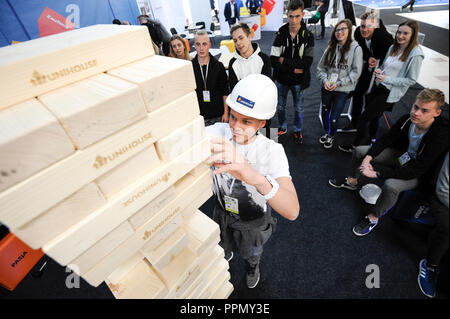 (180926) -- Varsovie, 26 sept., 2018 (Xinhua) -- les gens se relaient pour jouer un jeu de Jenga géant au cours de l'industrie du bâtiment des solutions à l'Varsovie Ptak Expo International Exhibition and Congress Centre à Nadarzyn près de Varsovie, Pologne, le 26 septembre, 2018. Salon de la construction et de l'infrastructure de l'industrie du bâtiment est tenu ici à partir de solutions le 26 septembre pour le 28 septembre. L'événement s'adresse aux entreprises et aux particuliers à la recherche de nouvelles technologies, matériaux et produits liés à l'industrie du bâtiment. (Xinhua/Jaap Arriens) Banque D'Images