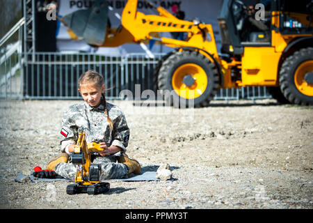 (180926) -- Varsovie, 26 sept., 2018 (Xinhua) -- une jeune fille exploite une excavatrice modèle au cours de l'industrie du bâtiment des solutions à l'Varsovie Ptak Expo International Exhibition and Congress Centre à Nadarzyn près de Varsovie, Pologne, le 26 septembre, 2018. Salon de la construction et de l'infrastructure de l'industrie du bâtiment est tenu ici à partir de solutions le 26 septembre pour le 28 septembre. L'événement s'adresse aux entreprises et aux particuliers à la recherche de nouvelles technologies, matériaux et produits liés à l'industrie du bâtiment. (Xinhua/Jaap Arriens) Banque D'Images