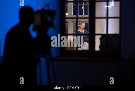 26 septembre 2018, Bavaria, Munich : Markus Söder (CSU), le Premier Ministre de Bavière, est debout au cours de la télévision avant l'élection d'état duel avec le présentateur Christian Nitsche dans un studio de télévision de la société de radiodiffusion bavaroise. 18 jours avant l'état de gaz à des élections en Bavière, le seul plat duel a lieu. Photo : Sven Hoppe/dpa Banque D'Images