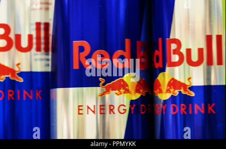 26 septembre 2018 - Kiev, Ukraine - l'aluminium peut de Red Bull energy drink. Red Bull est la boisson d'énergie les plus populaires dans le monde. (Crédit Image : © Igor Golovniov/SOPA des images à l'aide de Zuma sur le fil) Banque D'Images