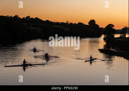 Baltimore, West Cork, Irlande. Septembre 26, 2018. Les jeunes rameurs de Skibbereen Rowing Club entreprendre une session de formation sur la rivière Ilen à la fin d'une journée de soleil dans l'Ouest de Cork. Credit : Andy Gibson/Alamy Live News. Banque D'Images