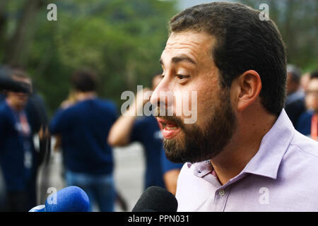 Osasco, au Brésil. 26 Sep, 2018. Dans la photo le candidat Guilherme Boulos (PSOL), arrive à la SBT dans Anhanguera. Le débat avec les candidats à la présidence de la République, promus par SBT, UOL et Folha da Tarde, dans les studios du système de la télévision brésilienne à Osasco dans le Grand São Paulo, a lieu cette après-midi (26). Credit : Aloisio Mauricio/FotoArena/Alamy Live News Banque D'Images