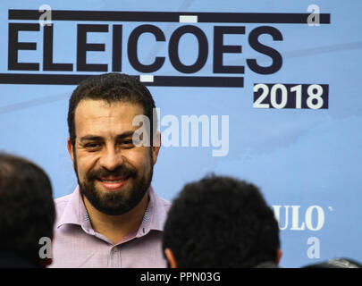 Osasco, au Brésil. 26 Sep, 2018. Dans la photo le candidat Guilherme Boulos (PSOL), arrive à la SBT dans Anhanguera. Le débat avec les candidats à la présidence de la République, promus par SBT, UOL et Folha da Tarde, dans les studios du système de la télévision brésilienne à Osasco dans le Grand São Paulo, a lieu cette après-midi (26). Credit : Aloisio Mauricio/FotoArena/Alamy Live News Banque D'Images