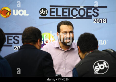 Osasco, au Brésil. 26 Sep, 2018. Dans la photo le candidat Guilherme Boulos (PSOL), arrive à la SBT dans Anhanguera. Le débat avec les candidats à la présidence de la République, promus par SBT, UOL et Folha da Tarde, dans les studios du système de la télévision brésilienne à Osasco dans le Grand São Paulo, a lieu cette après-midi (26). Credit : Aloisio Mauricio/FotoArena/Alamy Live News Banque D'Images